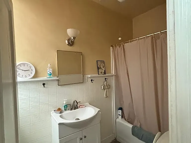 bathroom with tub/shower