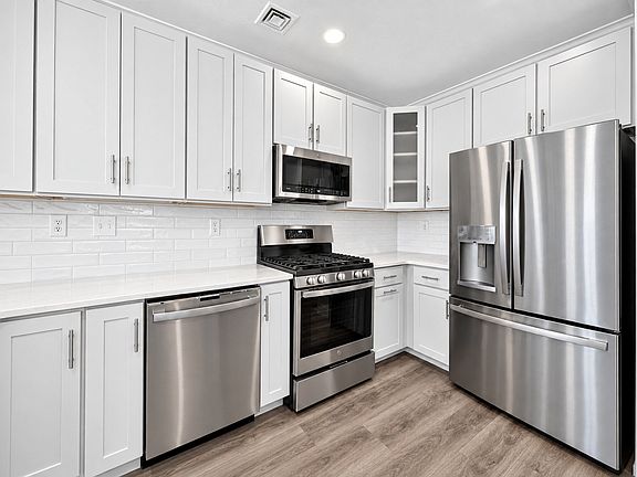 5th image of 320 Middlesex Ave #D202