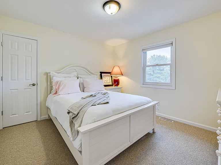 18 Lakeside Ln — Photo 17