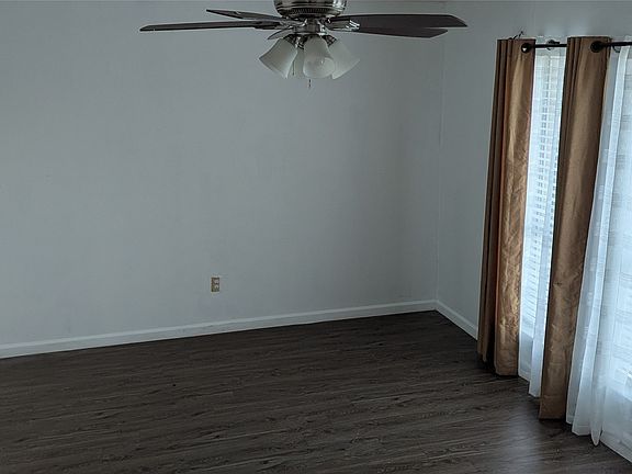 3rd image of 210 Sixpence Ln