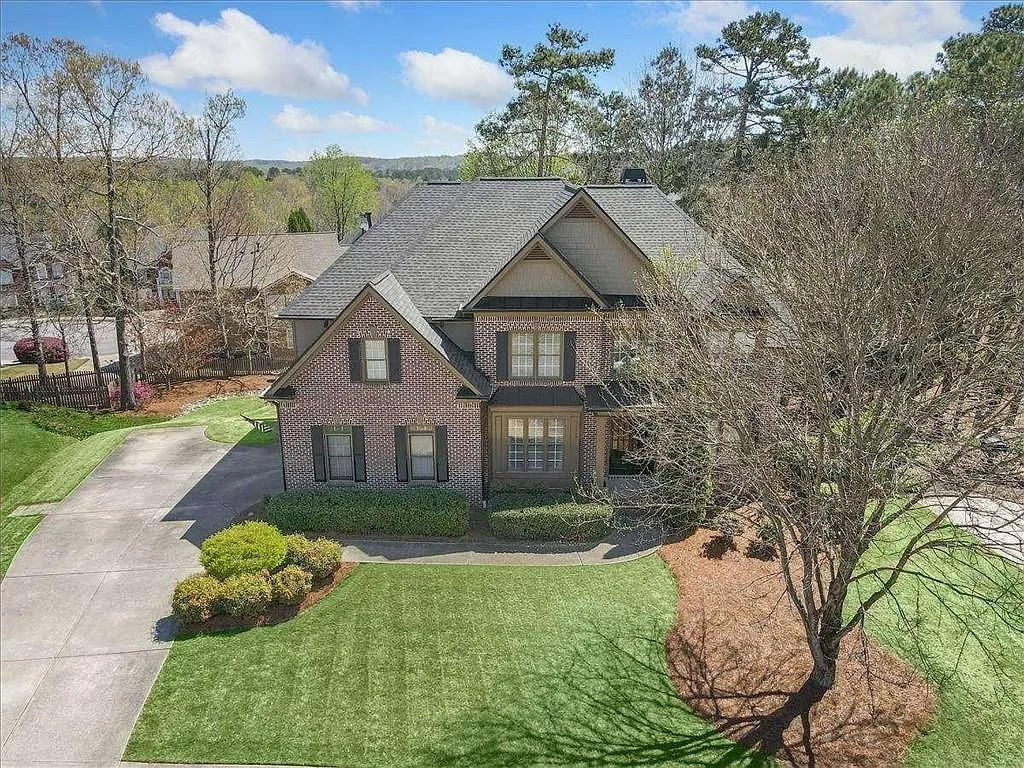 5 bed, 5.0 bath, 4313 sqft, $3,990 — Photo 2