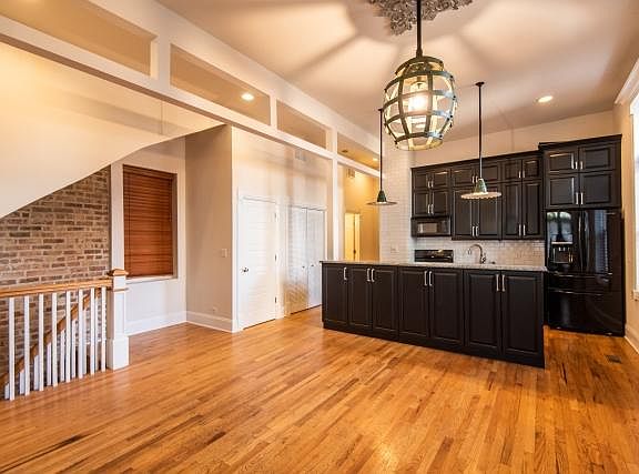 4th image of 1542 N Wood St APT 1F
