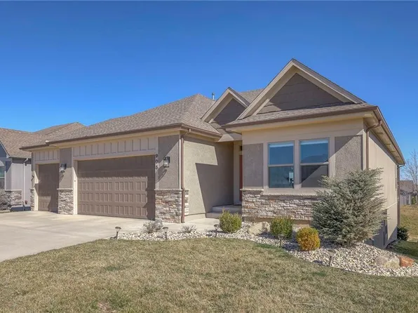 905 Savannah Dr, Greenwood, MO 64034