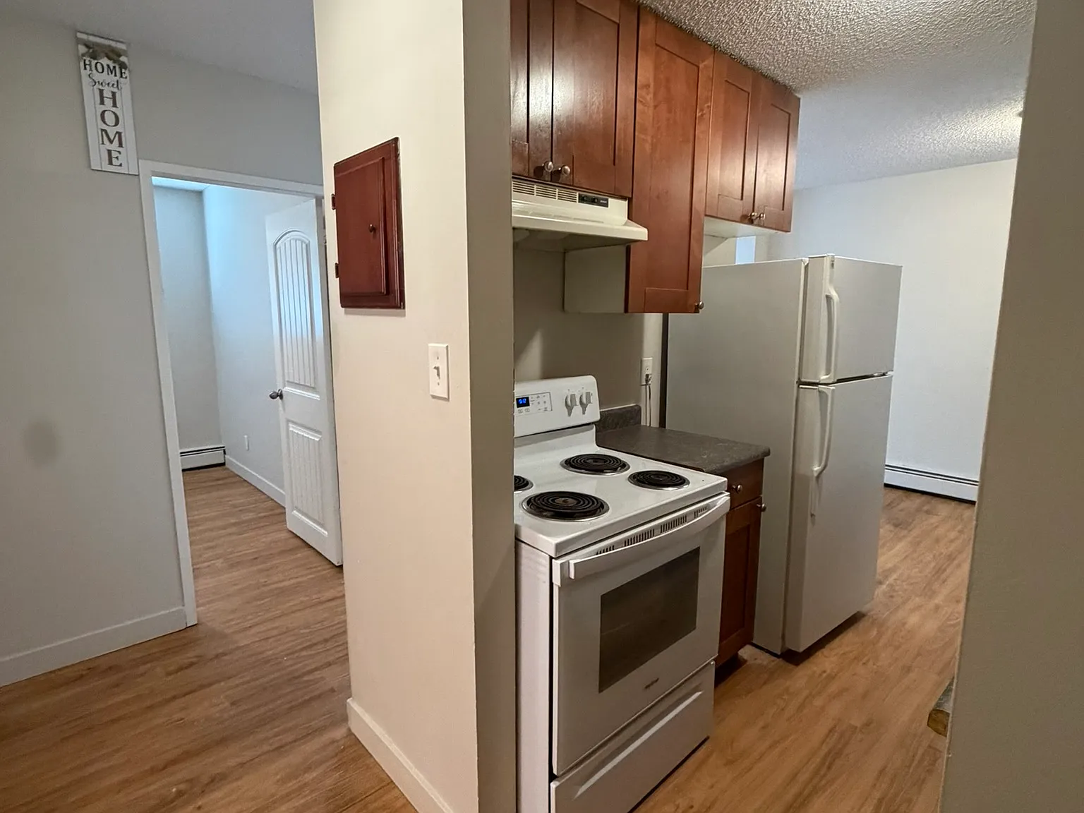 2 bed, 1.0 bath, 600 sqft, $1,200 — Photo 2