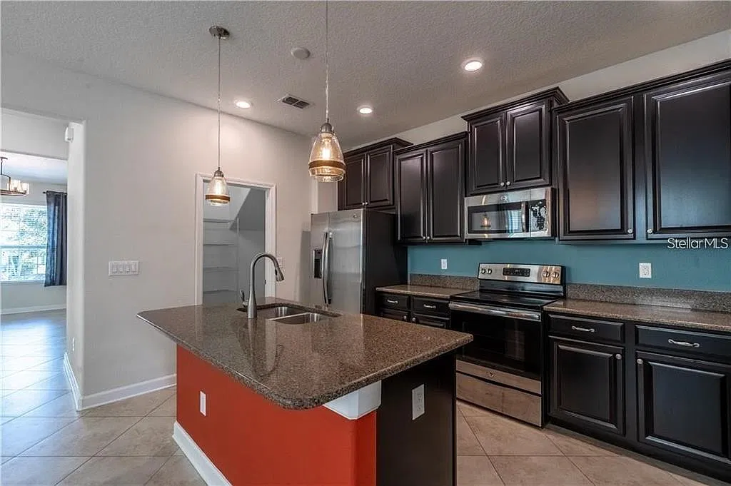3 bed, 2.5 bath, 2008 sqft, $2,500 — Photo 4