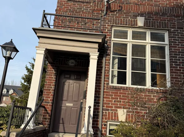 265 Van Dusen Blvd #1, Toronto, ON M8Z 3J2