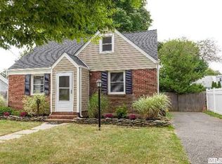 36 Cedar Dr, Farmingdale, NY 11735