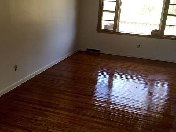 3rd image of 4054 Jeanette Dr SE