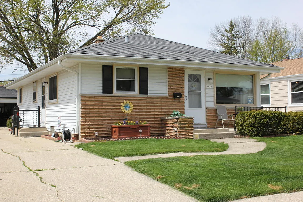 4907 N 104th St photo 1