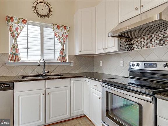 5th image of 6805 Hollow Glen Ct