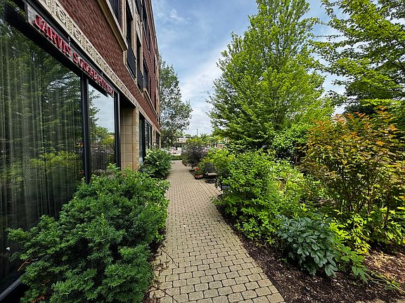 3rd image of 7363 N Greenview Ave