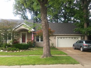 2230 Roslyn Rd, Grosse Pointe Woods, MI 48236