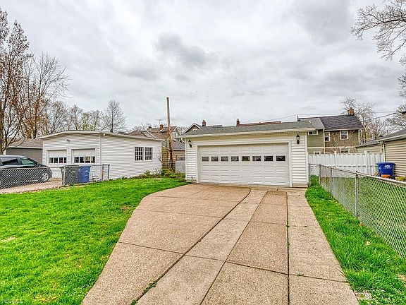 3rd image of 1087 Summit Ave