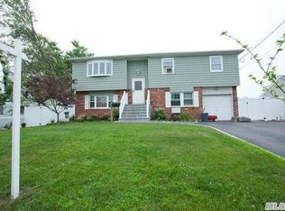 215 W Hampton Rd, Lindenhurst, NY 11757