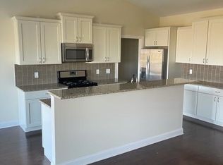 80 Cobblestone Ln, Le Claire, IA 52753