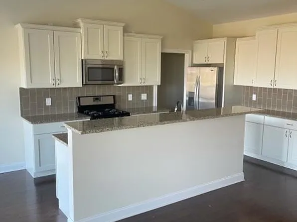 99 Cobblestone Ln, Le Claire, IA 52753