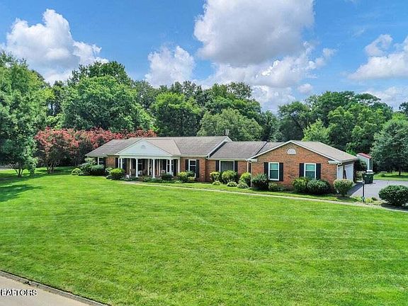 3rd image of 828 N Briarcliff Cir