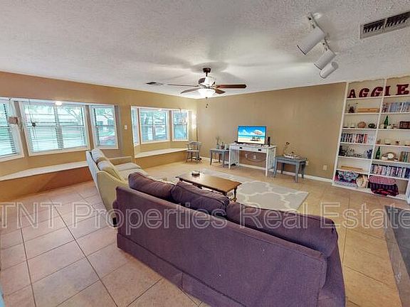 2nd image of 1221 Boswell St