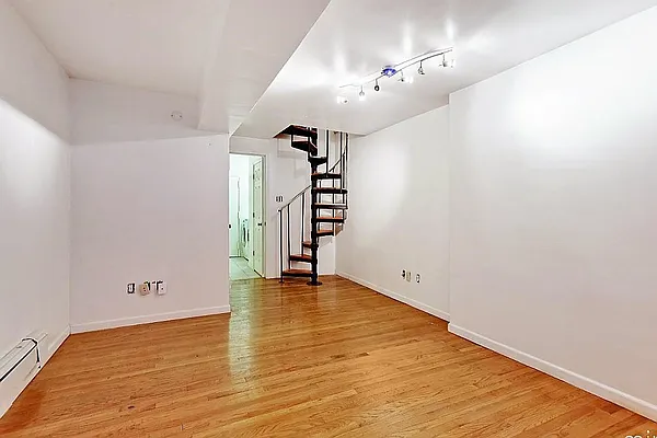Rented by EXR | media 9