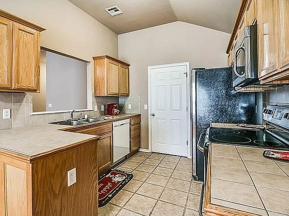 4th image of 21866 Pioneer Cir