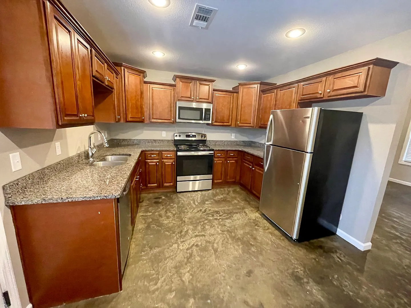 3 Bedroom / 2 Bath In Pocahontas Available Now! — Photo 2