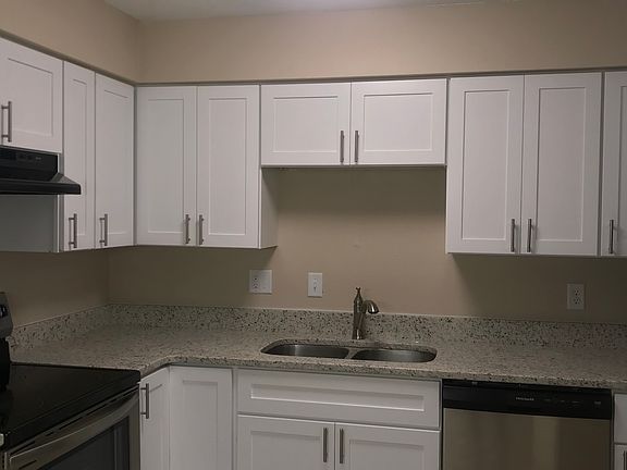 3rd image of 715 Oak Ave N #715
