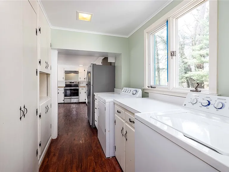 1253 Fairport Rd — Photo 13