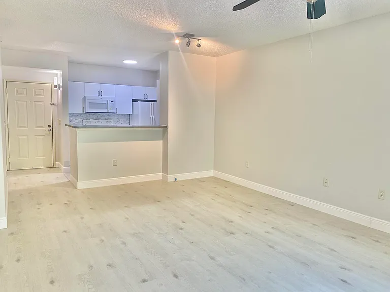 630 Sapodilla Ave #204 — Photo 16