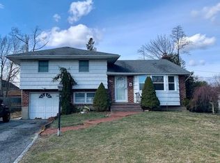 4 Sycamore Ln, Commack, NY 11725