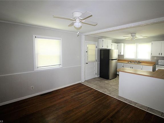 3rd image of 1602 Crystal Ln