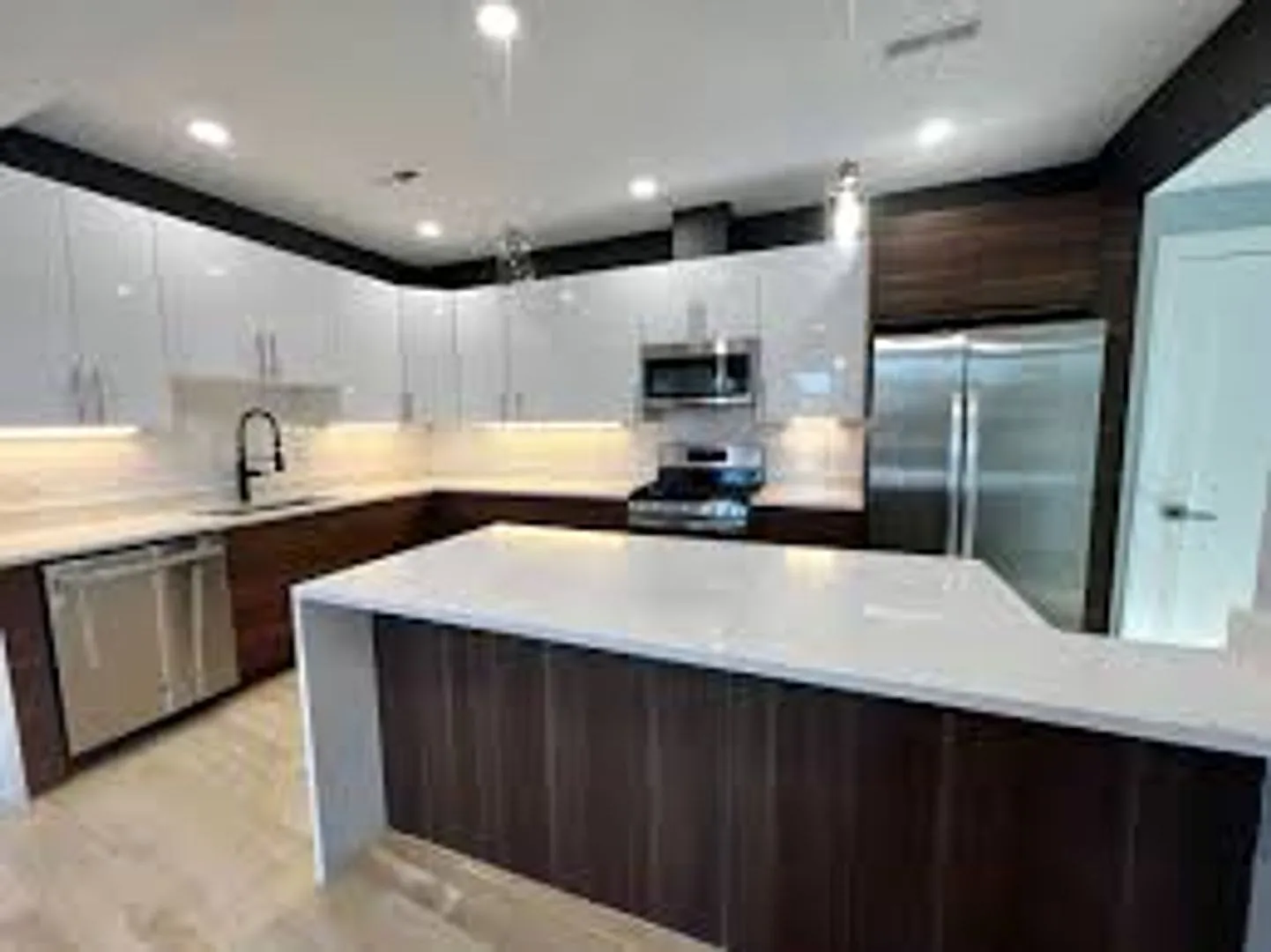 New Apartment on Washington Sq. In-Unit Washer and Dryer, Central Heat/AC, Steps from the T Stop — Photo 1