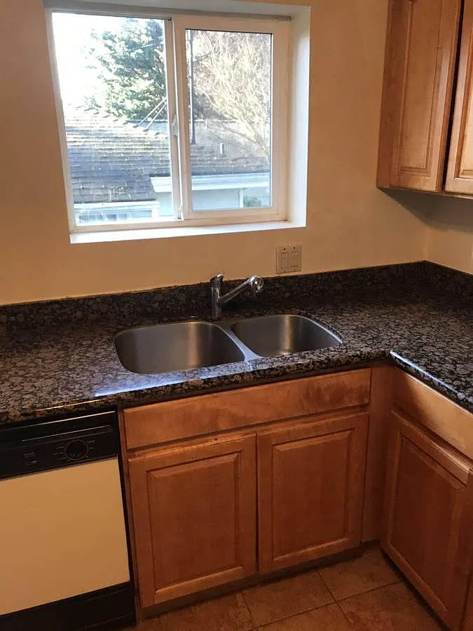 3 bed, 2360 sqft, $3,280 — Photo 4