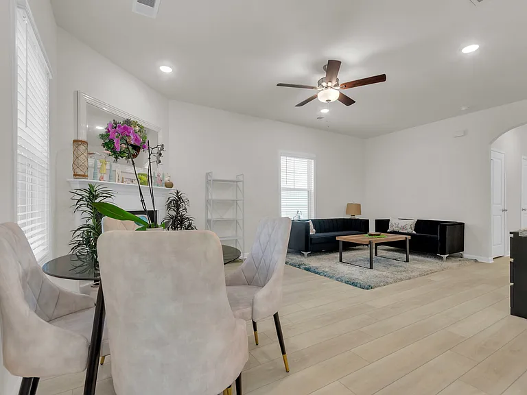 1110 Silverbend Trl — Photo 10