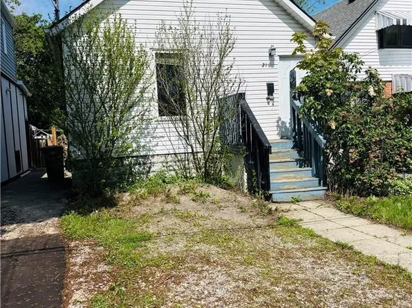 218 E 8th St, Hamilton, ON L9A 3L8