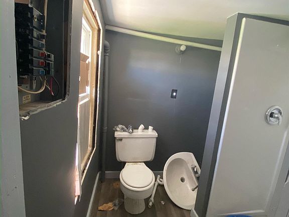 3rd image of 109 W Wayne St