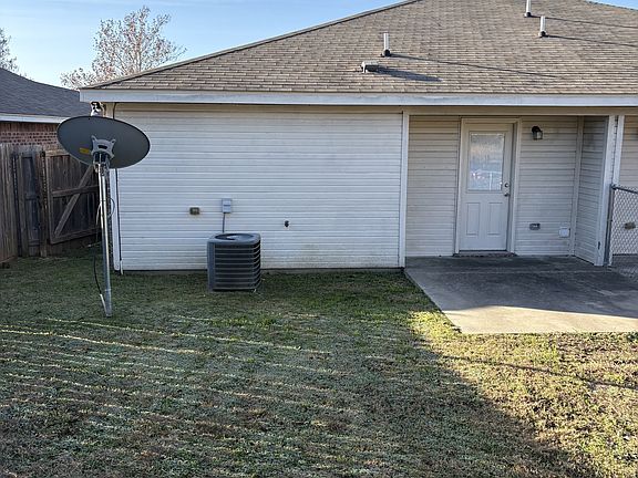 3rd image of 911 Rosewood Dr APT B