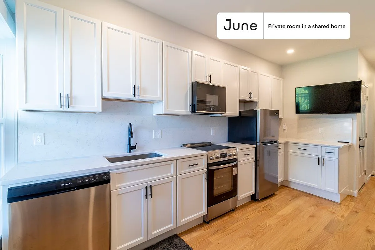 Full bedroom in 3 bed/2 bath home in JFK/UMass #1756 B — Photo 4