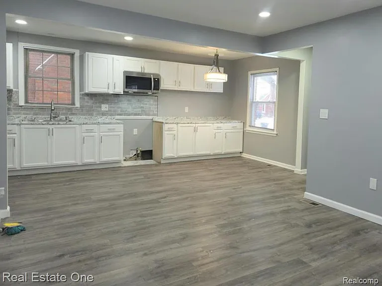 8254 Sussex St — Photo 6