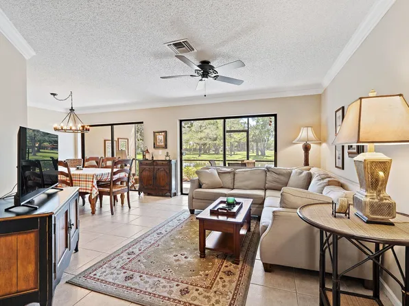 19 Lexington Lane W, Palm Beach Gardens, FL 33418