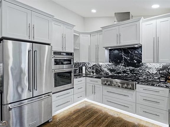 3rd image of 8 Rhodes Dr