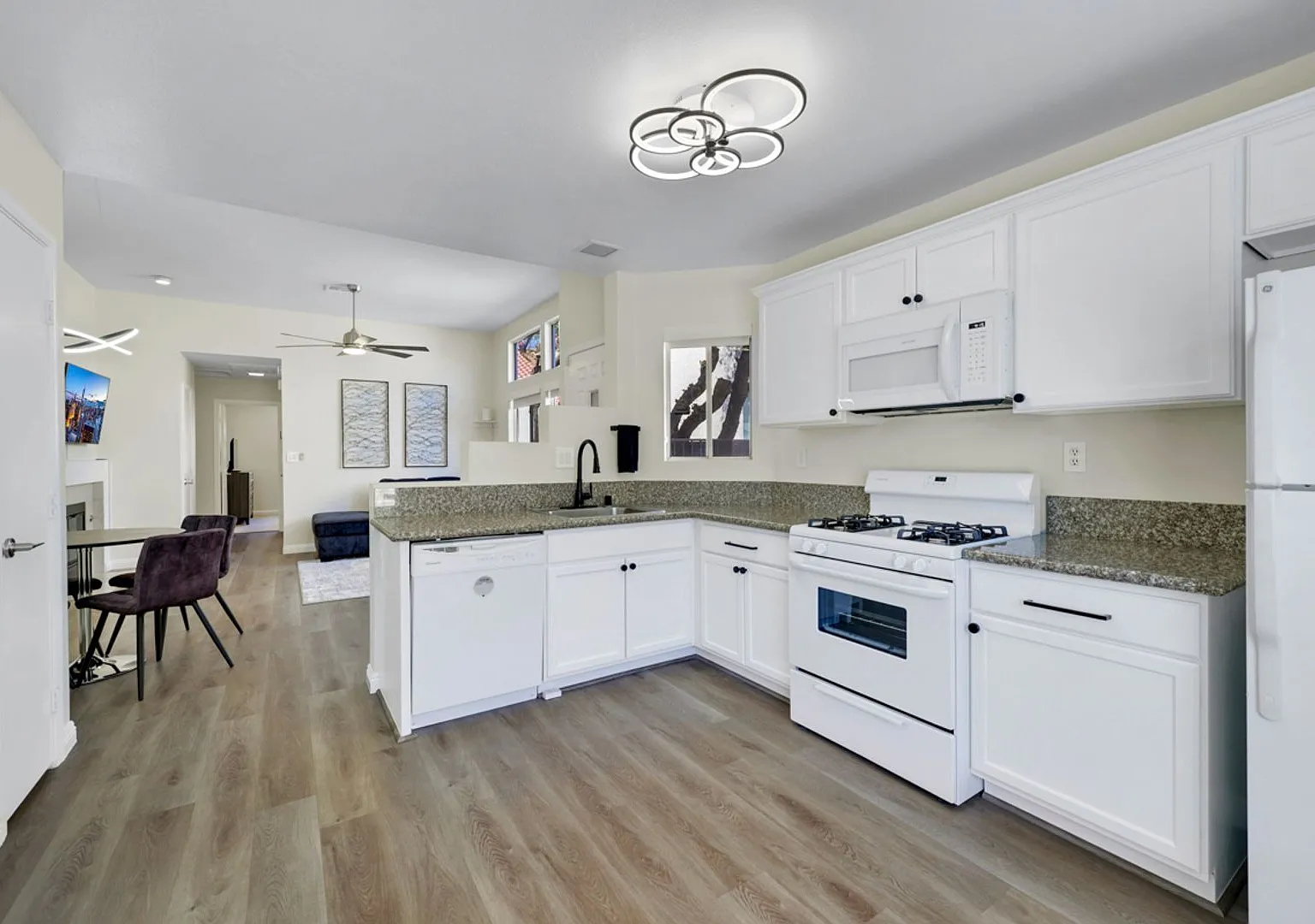 Fully Furnished 2 bedroom Townhome — Photo 3