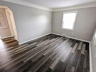 3 bed, 1.0 bath, 1051 sqft, $1,597 — Photo 3