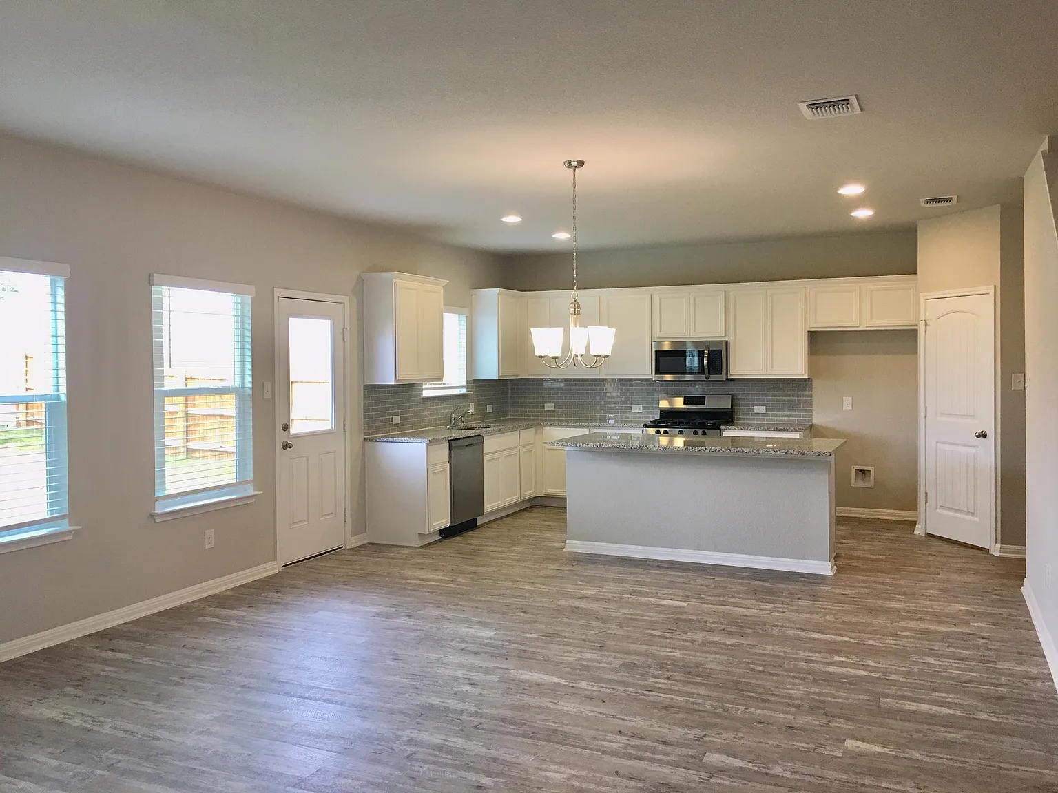 4 bed, 2.5 bath, 2546 sqft, $2,495 — Photo 4