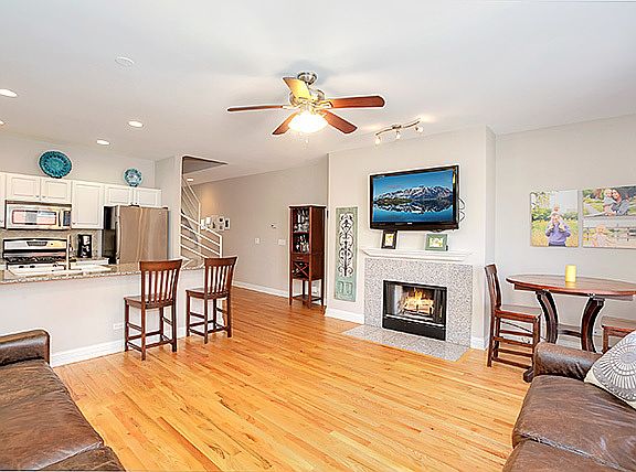 3rd image of 2843 N Lincoln Ave APT 202