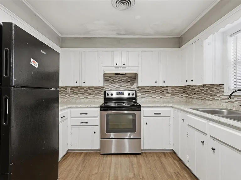 112 Williams St — Photo 12