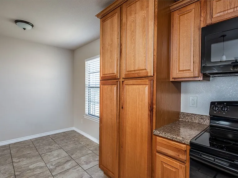 1305 Kings Way — Photo 4