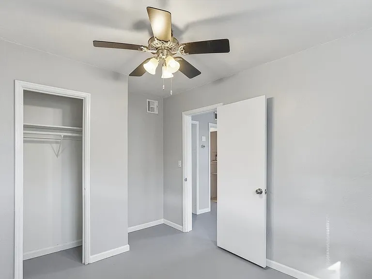 121 W Birdman Dr #A — Photo 2
