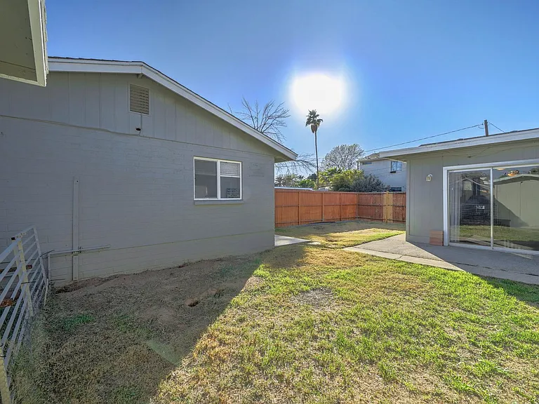 2133 W Morten Ave — Photo 27