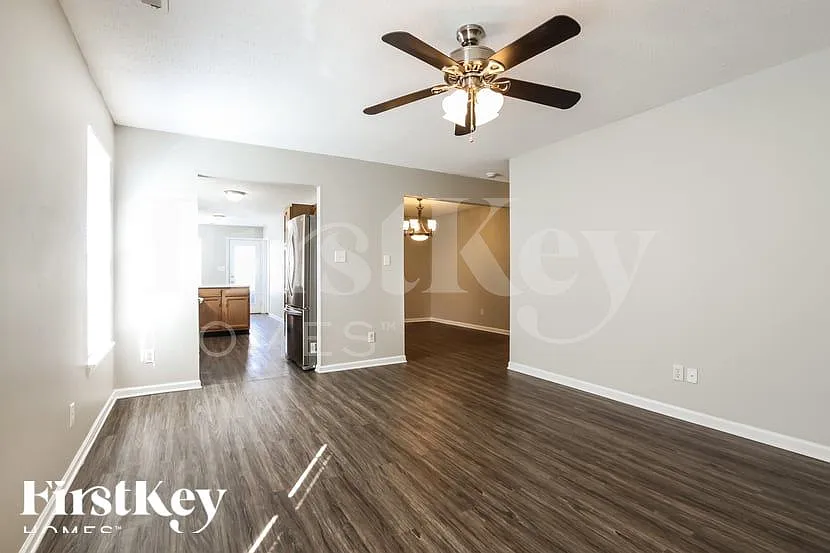 4 bed, 2.0 bath, 1376 sqft, $1,965 — Photo 3