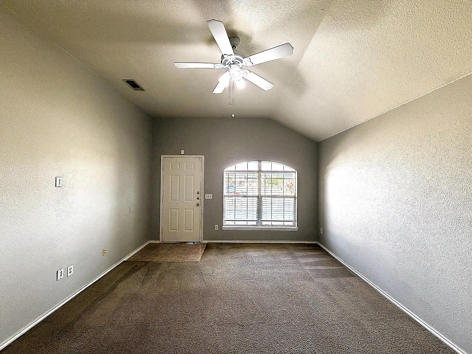 3 bed, 1303 sqft, $1,150 — Photo 3